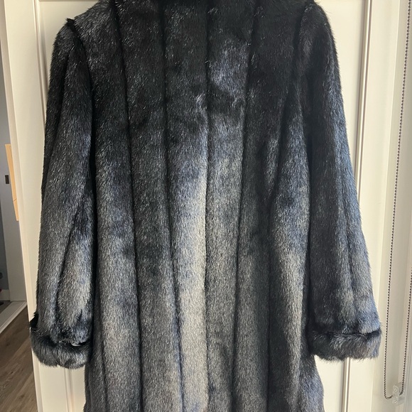 Dennis Basso Luxurious Black Faux Fur Coat - Picture 2 of 5